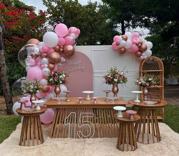 como fazer uma decoração de 15 anos com balões desconstruídos