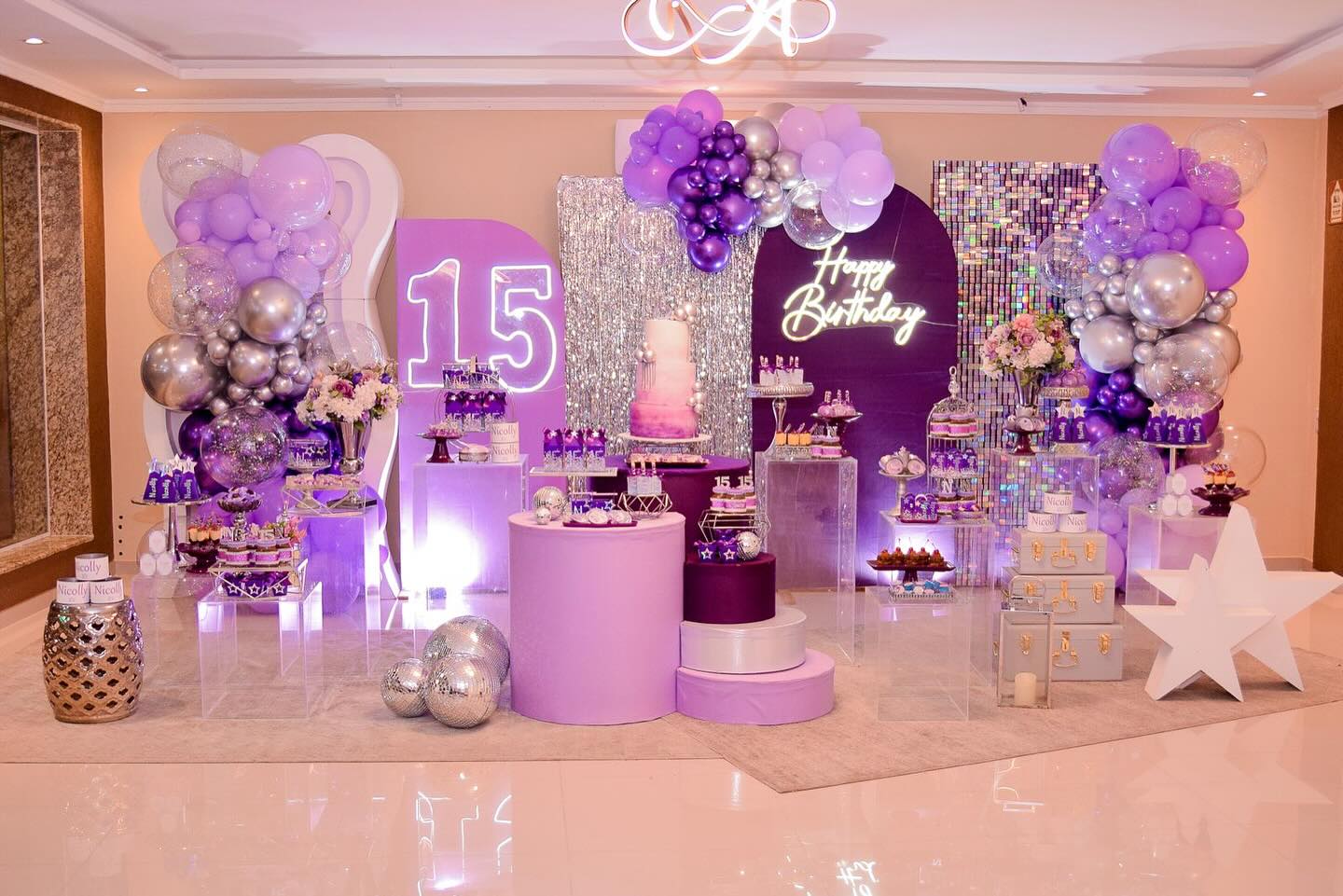 decoração de 15 anos: balada neon vs. luxo clássico