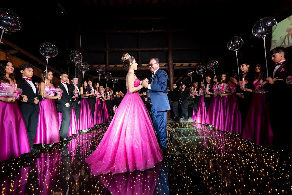 decoração de 15 anos: balada neon vs. luxo clássico