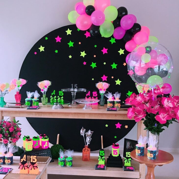 decoração de 15 anos com luzes neon