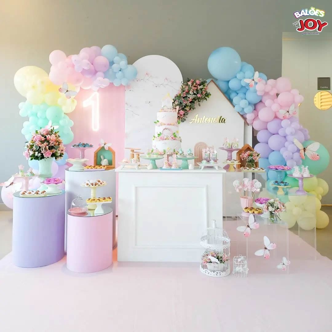 decoração de festa de 1 ano para menina com balões orgânicos