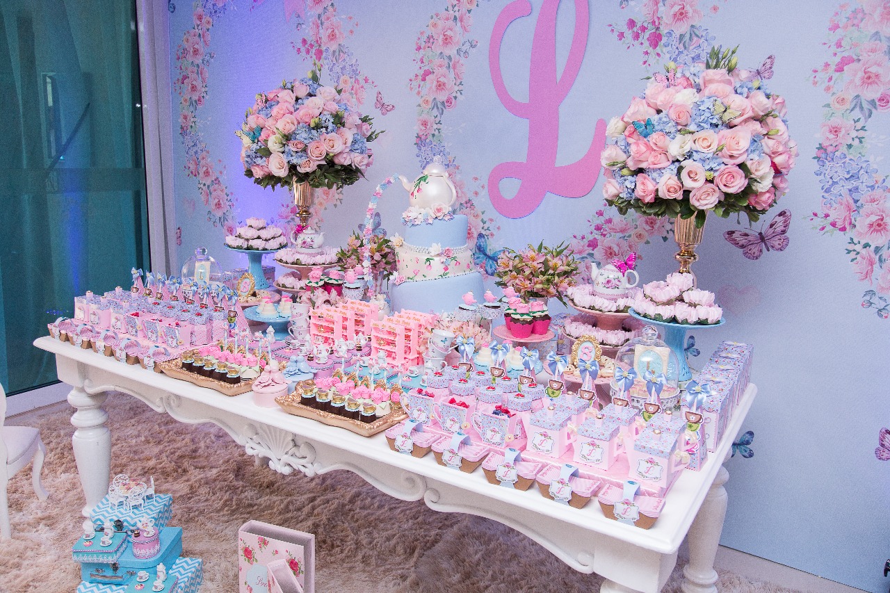 decoração de festa de 1 ano para menina com balões orgânicos