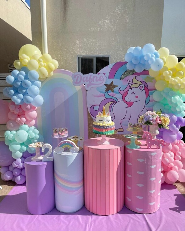decoração de festa de 1 ano para menina com balões orgânicos