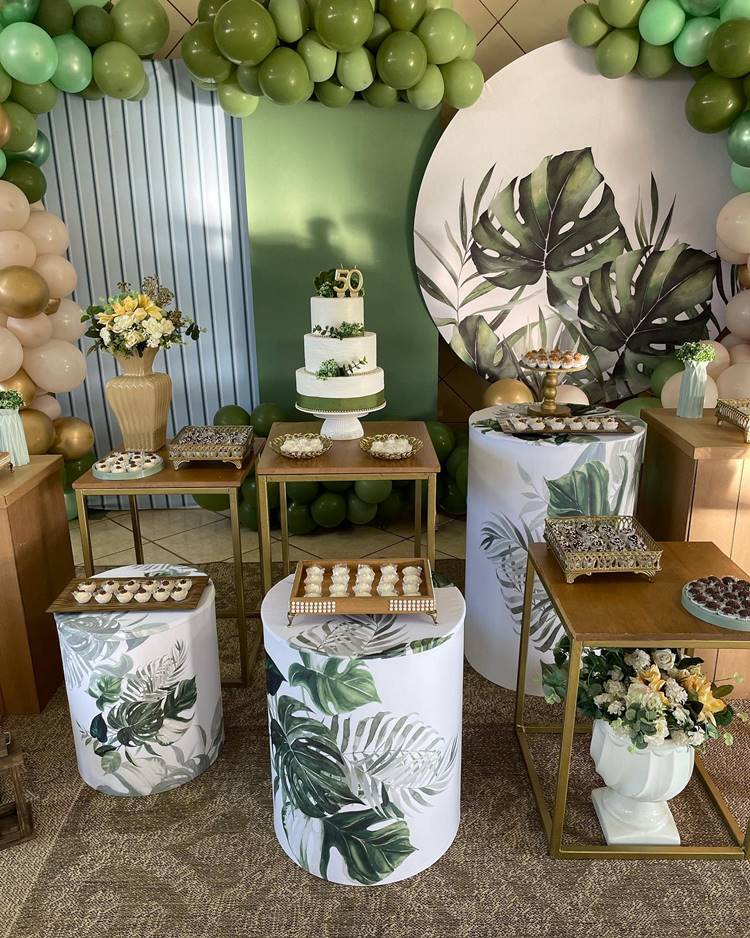 quanto custa uma decoração de aniversário dourado e branco