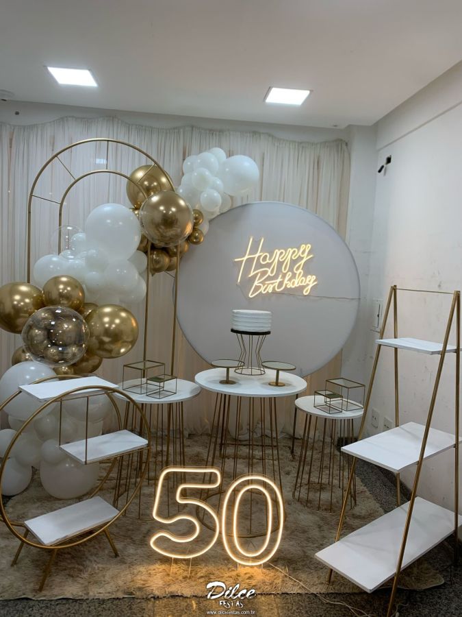 como fazer arco de balões dourado e branco para aniversário