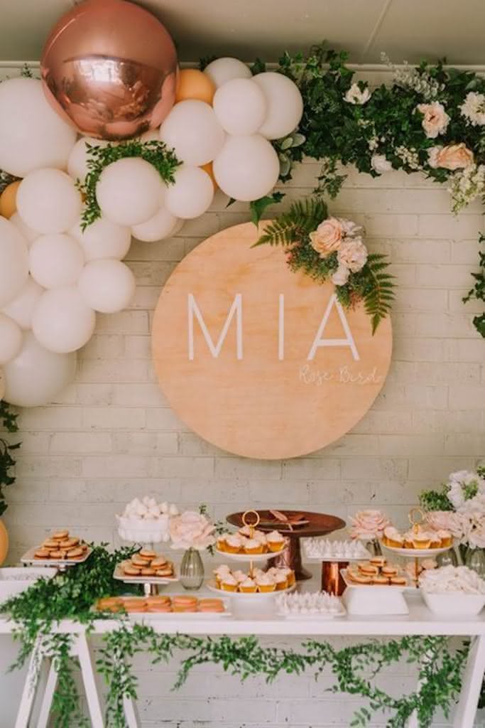 ideias de decoração de aniversário dourado e branco para festa infantil