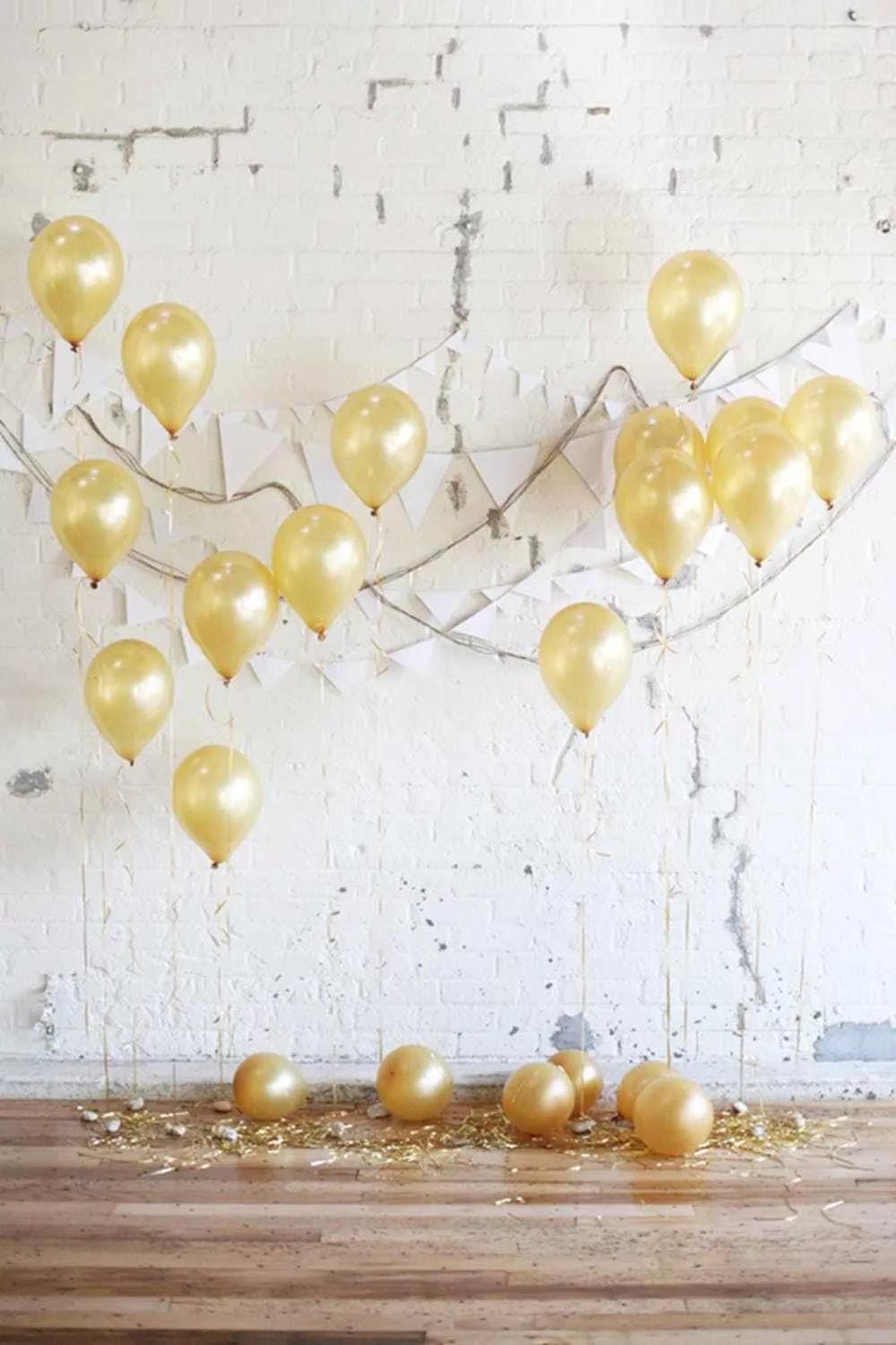como fazer arco de balões dourado e branco para aniversário