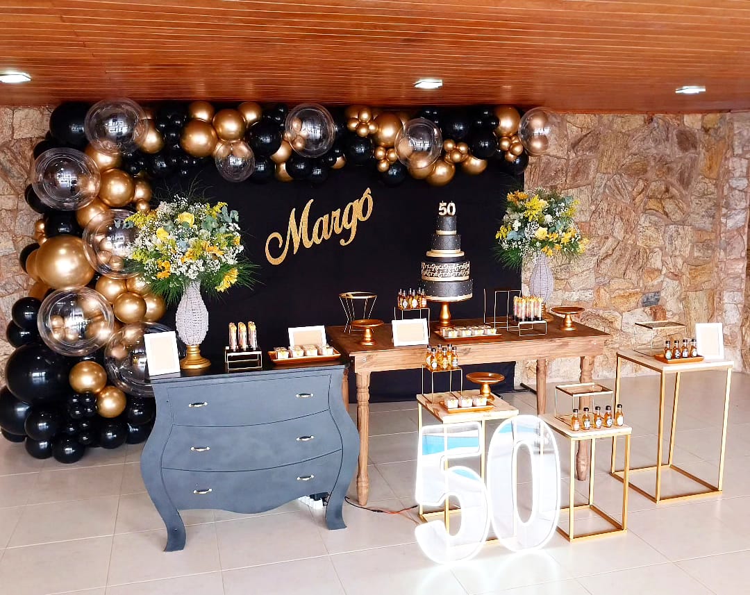 quanto custa uma decoração de aniversário preto e dourado