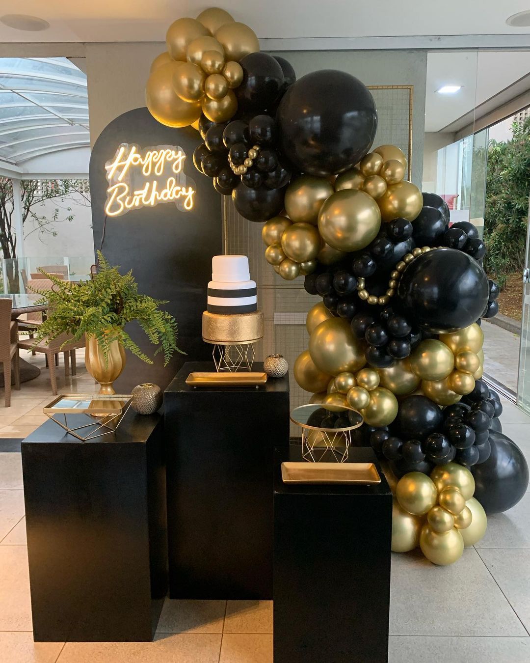 decoração de aniversário dourado e preto