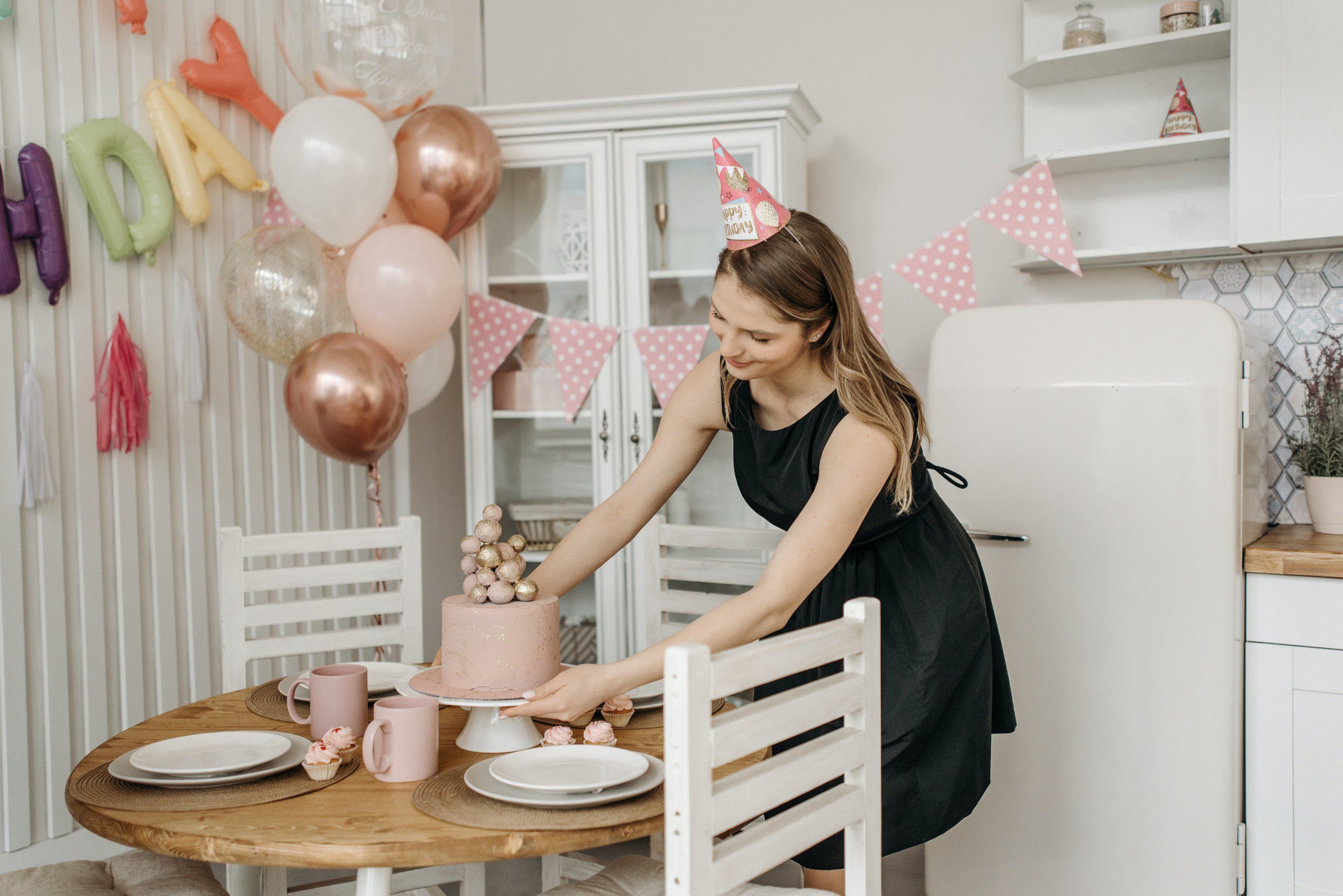 decoração de aniversário feminino simples e barato com balões