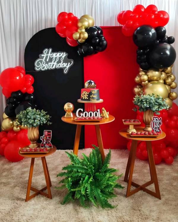 doces finos vermelho e dourado