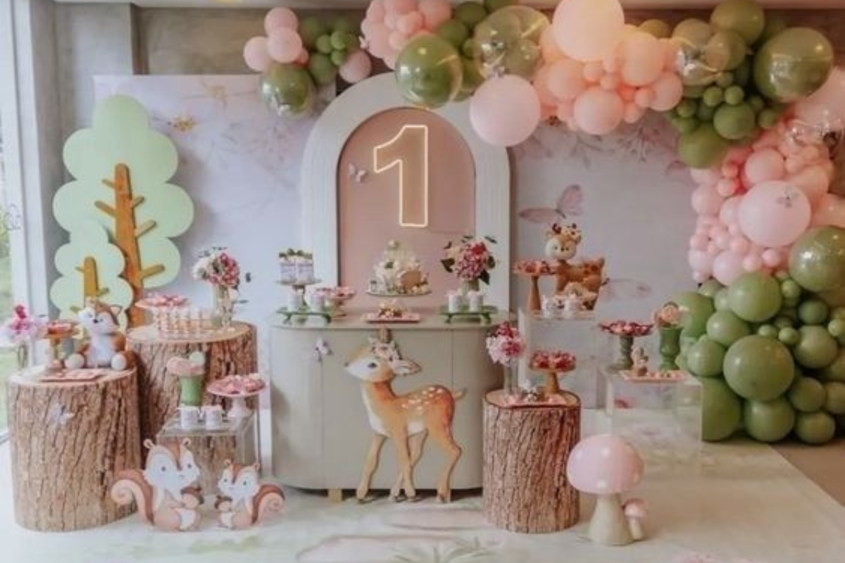 decoração festa wandinha infantil