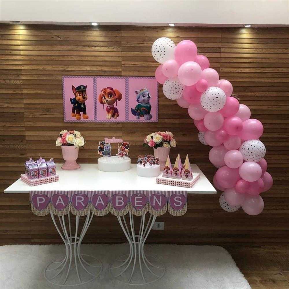 painel de festa infantil com papel crepom