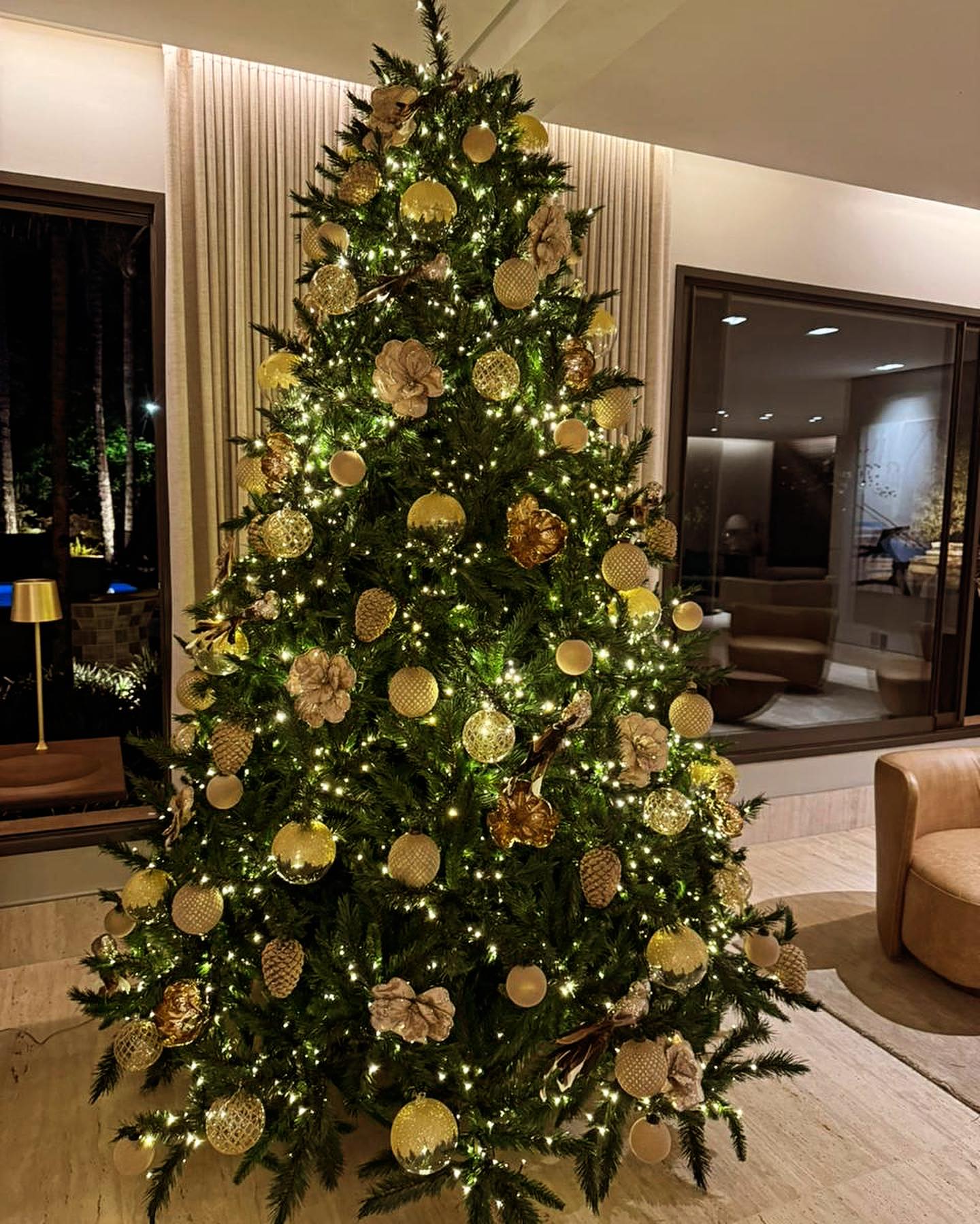 decoração de arvore de natal dourada
