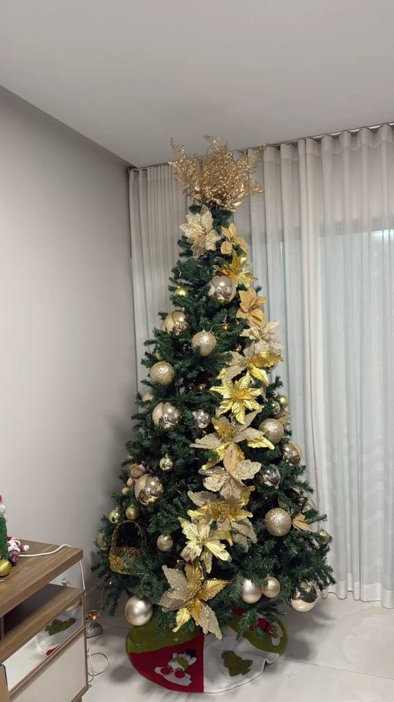 quanto custa decorar uma árvore de natal dourada