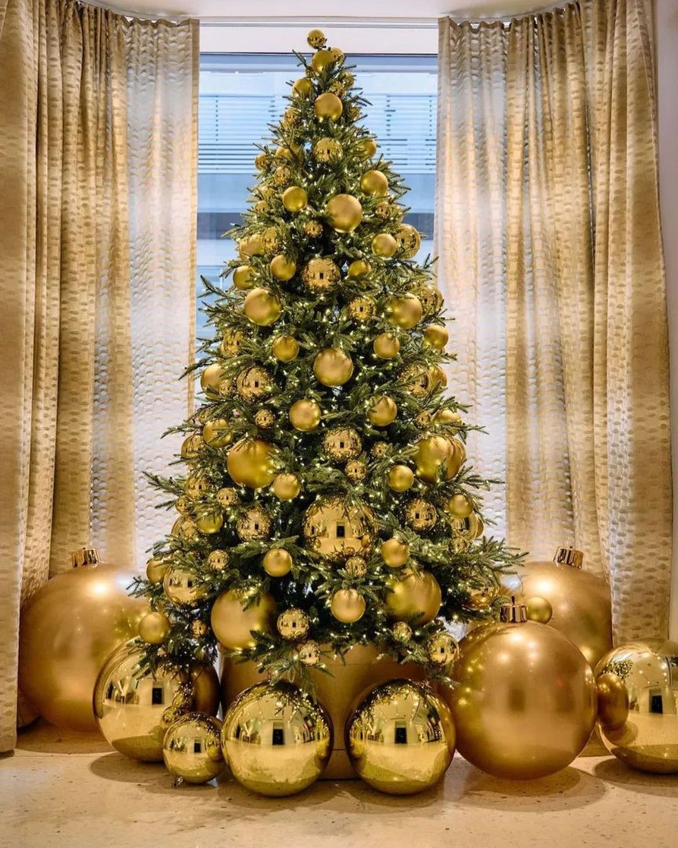 decoração de arvore de natal dourada