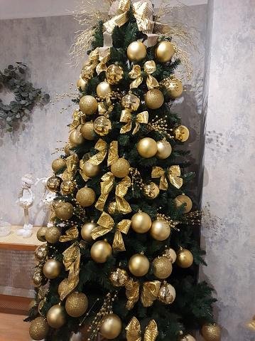 ideias de decoração árvore de natal dourada para inspirar