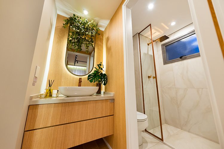 banheiro pequeno moderno vs clássico