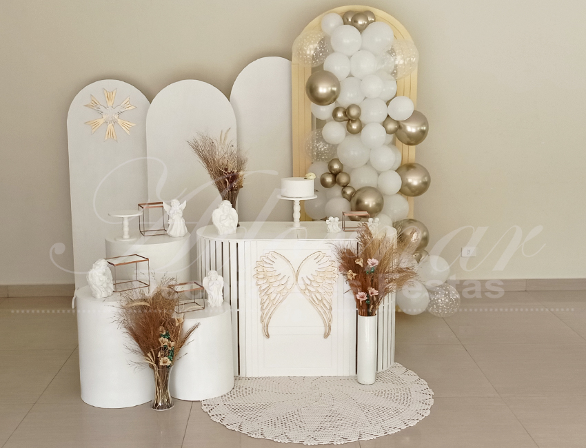 decoração batizado dourado e branco