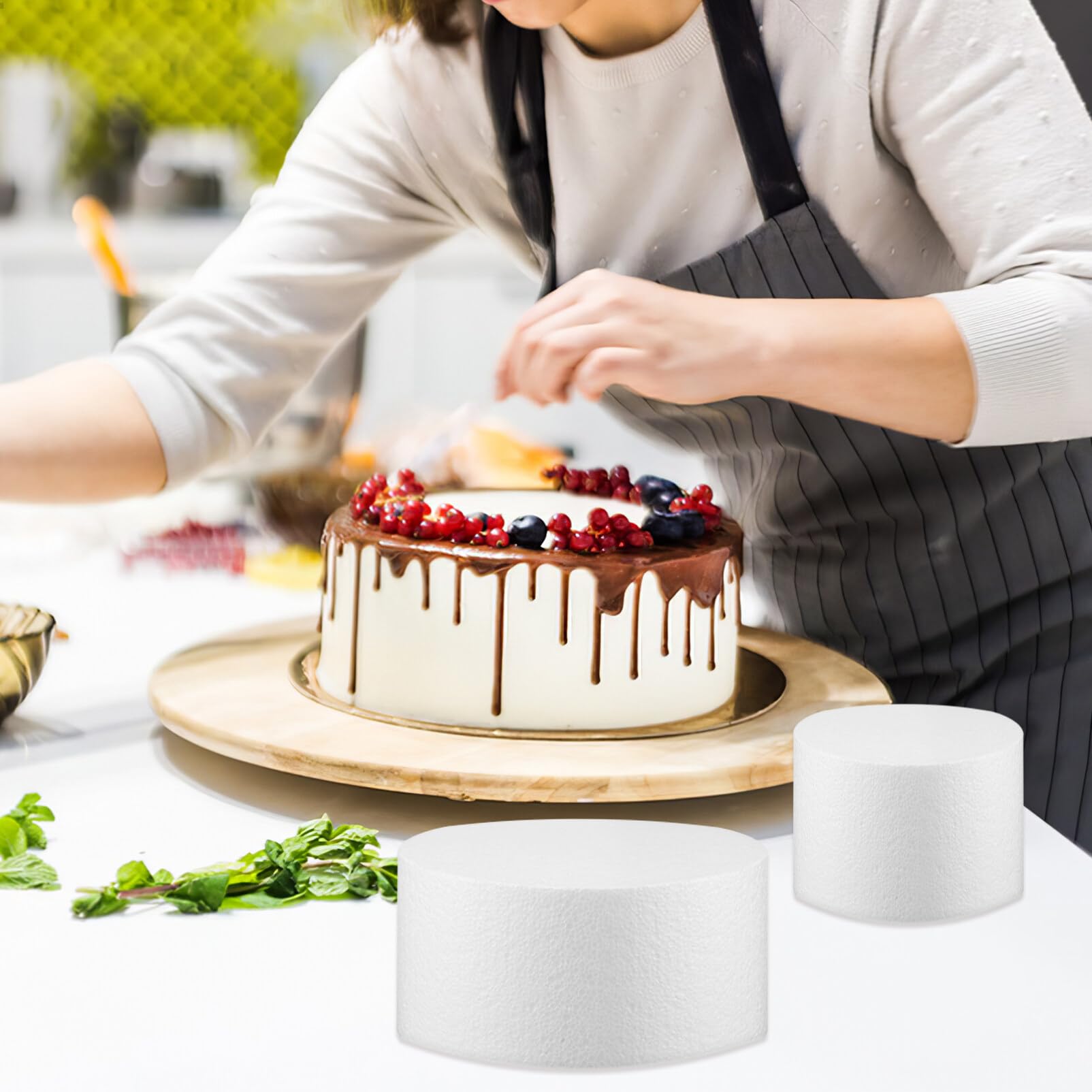 bolo branco com flores de açúcar