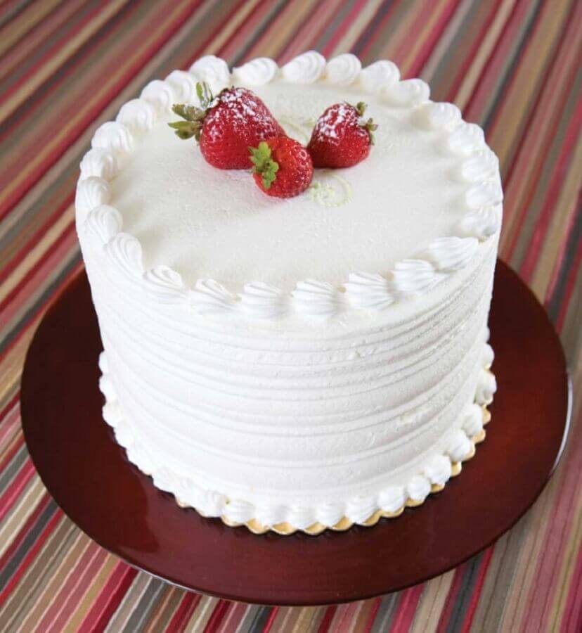 bolo branco com frutas