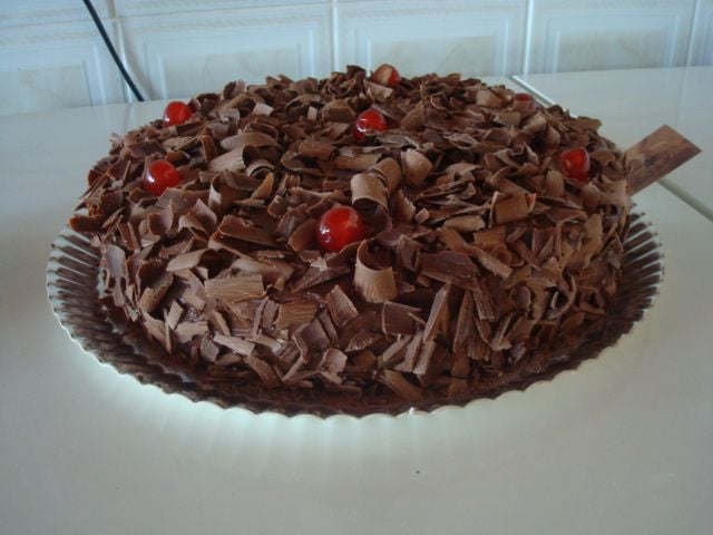 bolo de chocolate com brinquedos