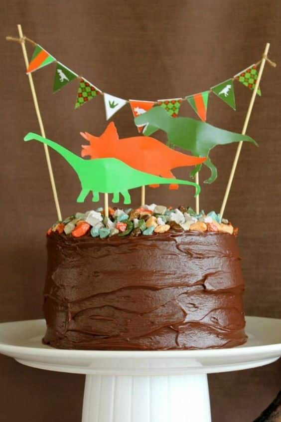 como decorar bolo de chocolate para menino/menina