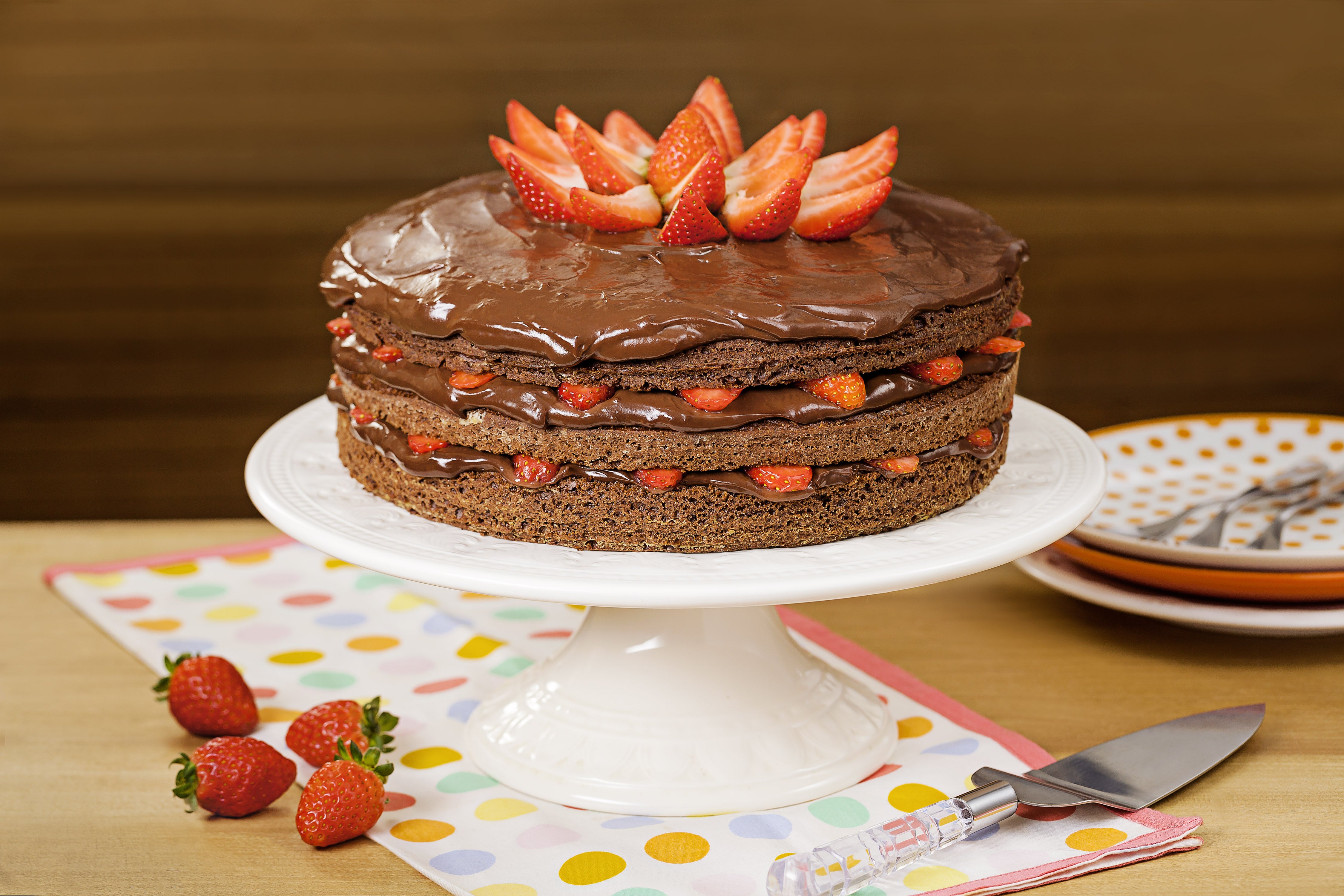 bolo de chocolate com confeitos coloridos