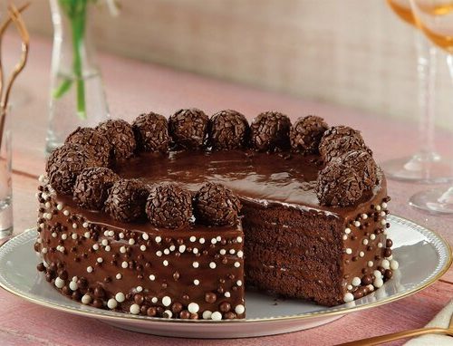 bolo de chocolate com brinquedos