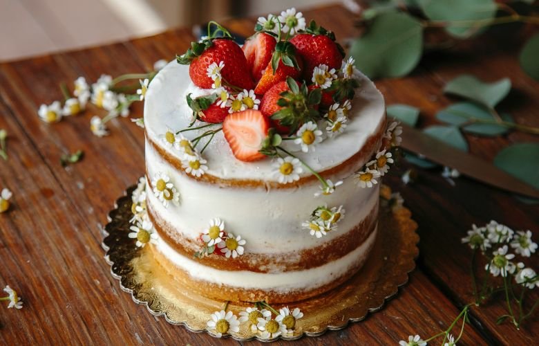 bolo floral vs bolo minimalista feminino