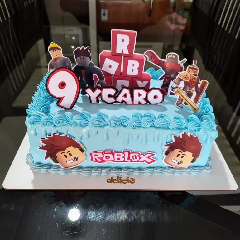 Bolo retangular masculino com doces finos