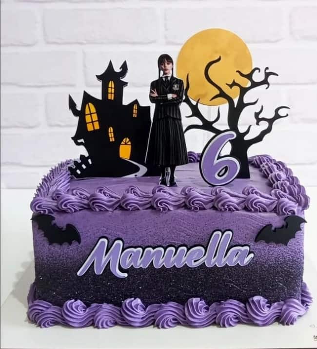 bolo quadrado roxo e branco