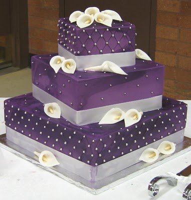 bolo quadrado roxo com glacê