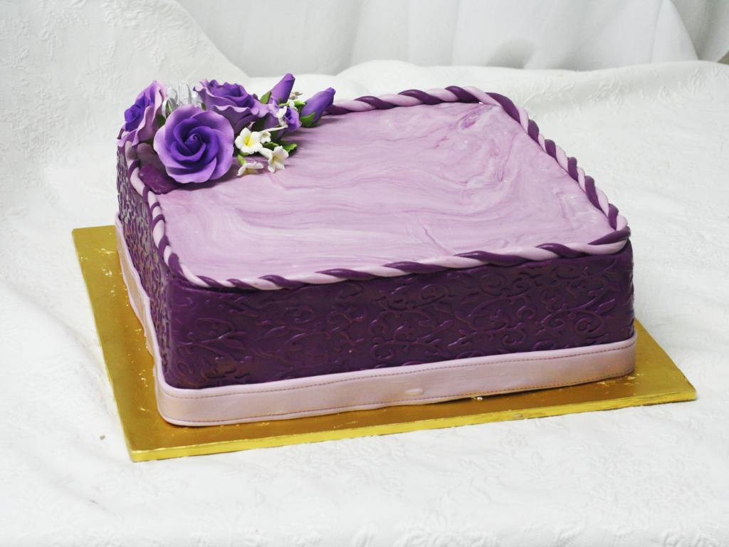 bolo quadrado roxo para aniversário