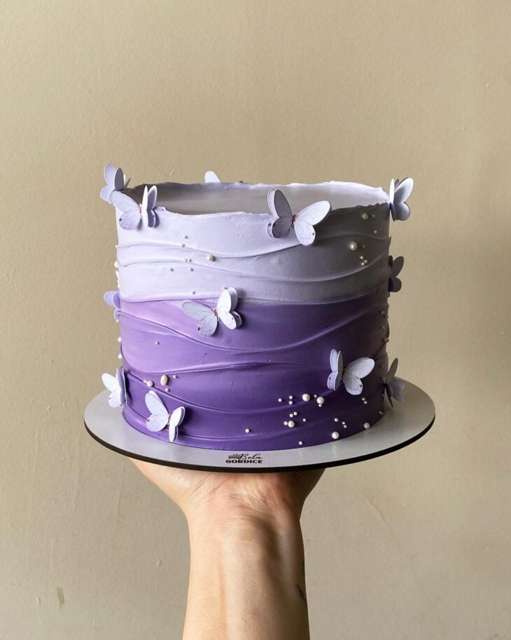 bolo quadrado roxo com borboletas