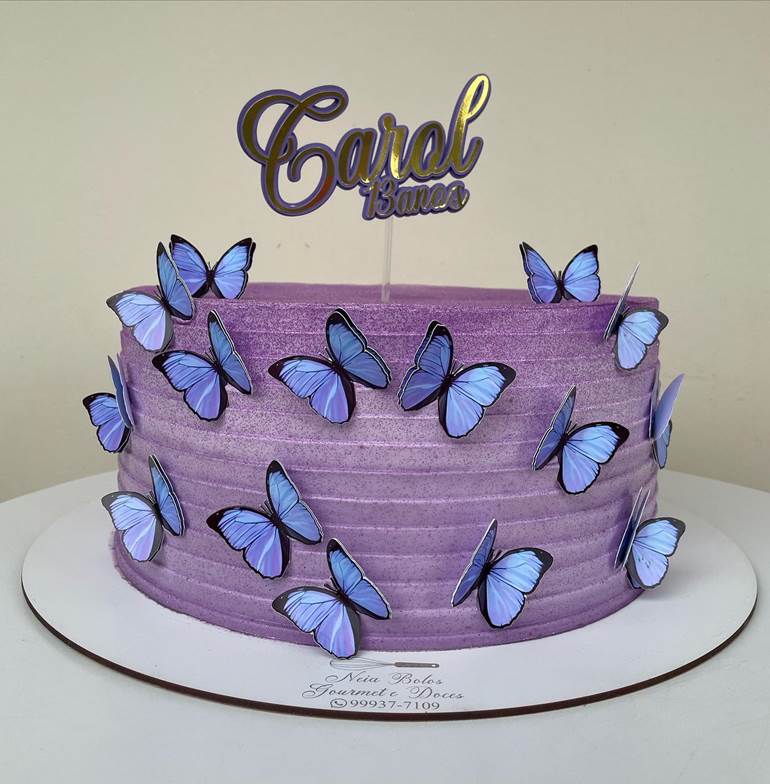 bolo quadrado roxo com macarons