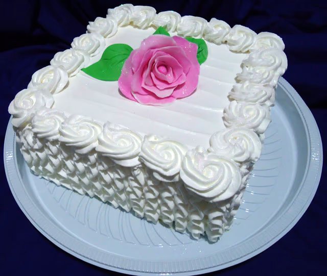 decoração de bolo com chantilly para iniciantes