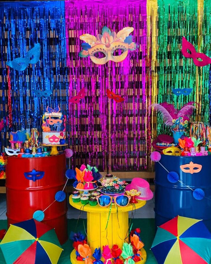 elementos decorativos carnaval ambiente de trabalho