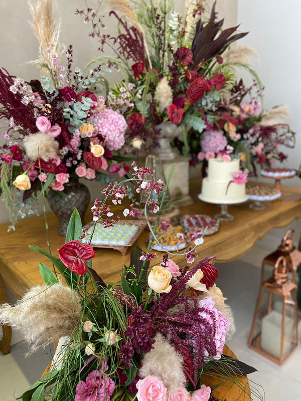 flores artificiais vs flores naturais para casamento