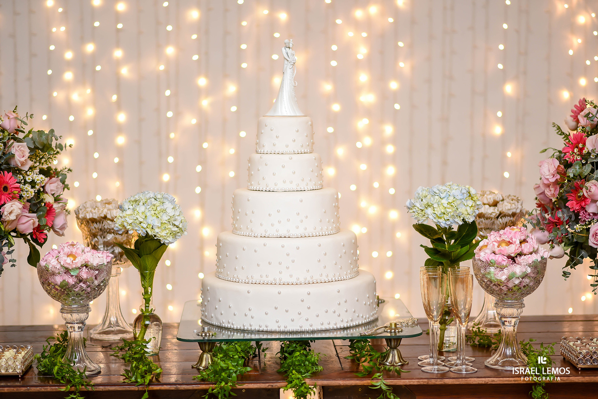ideias de decoração de casamento com flores brancas e verdes