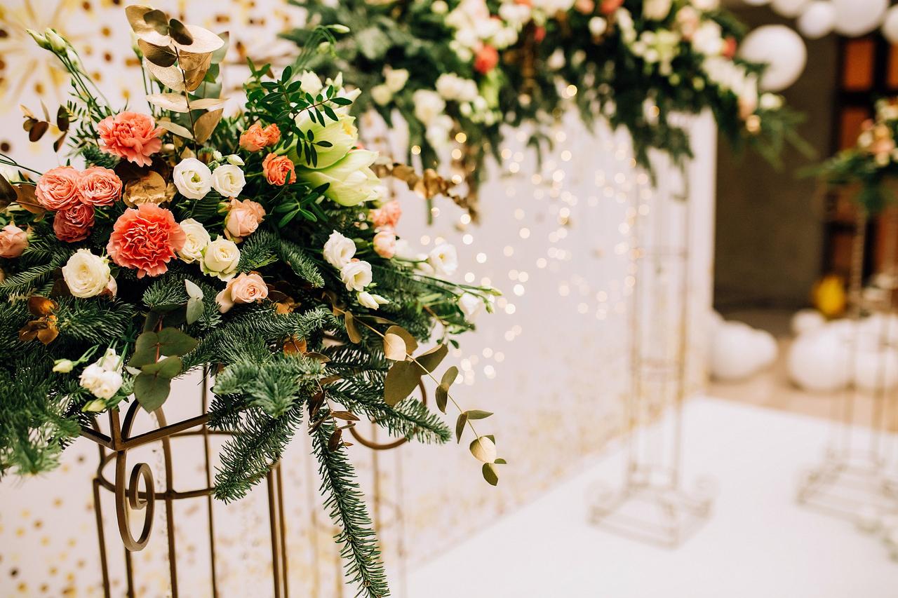 ideias de decoração de casamento com flores artificiais