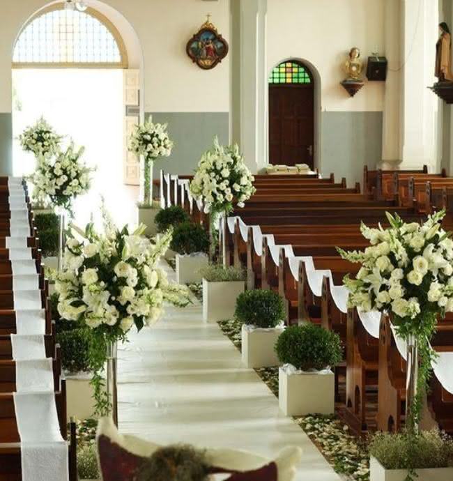 decoração de igreja com flores brancas e folhagens