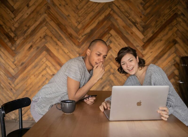 decoração casamento praia simples versus luxuoso