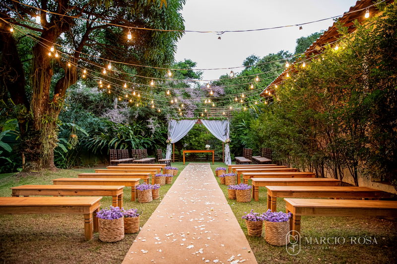 como fazer altar de casamento simples ao ar livre com flores