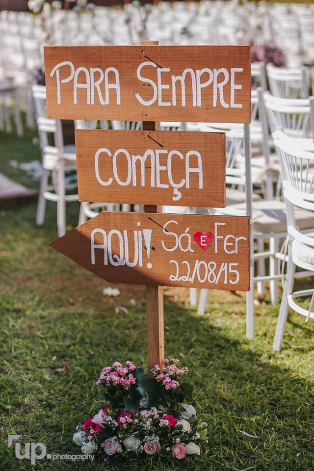 decoração de casamento simples ao ar livre vs decoração de salão
