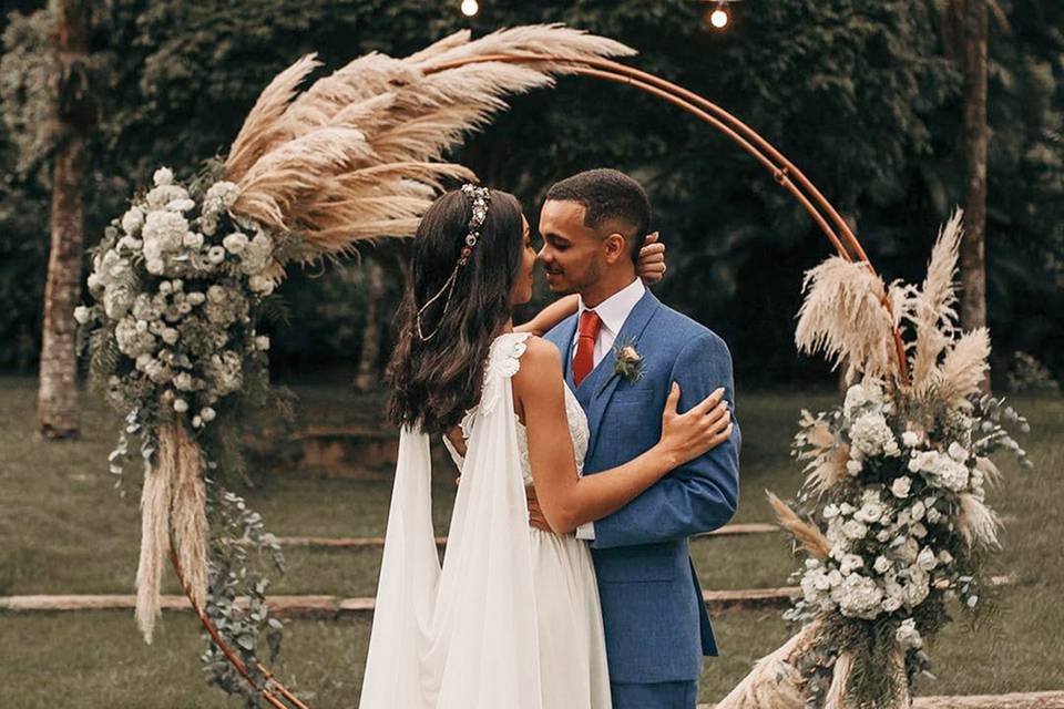 como fazer altar de casamento simples ao ar livre com flores