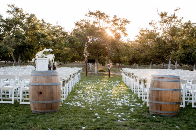decoração de casamento simples ao ar livre vs decoração de salão