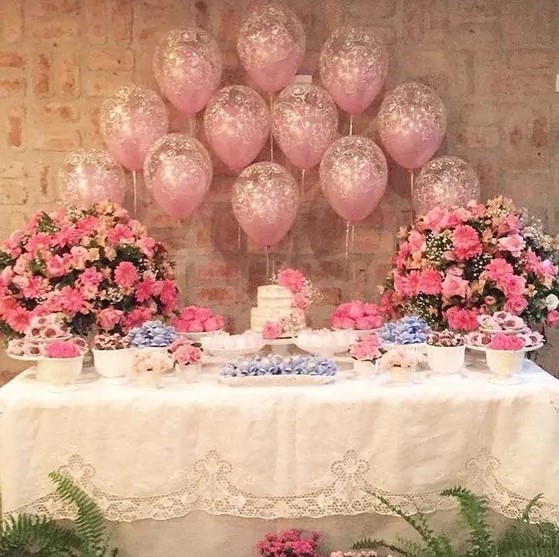 decoração de chá de fralda feminino com balões