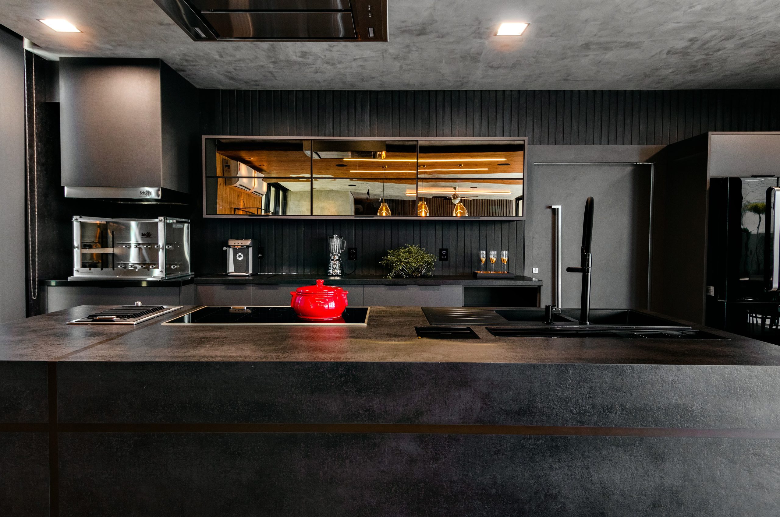 cozinha preta apartamento pequeno