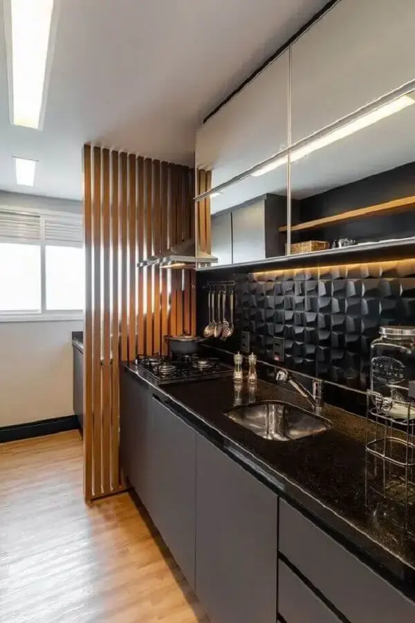 cozinha preta com bronze